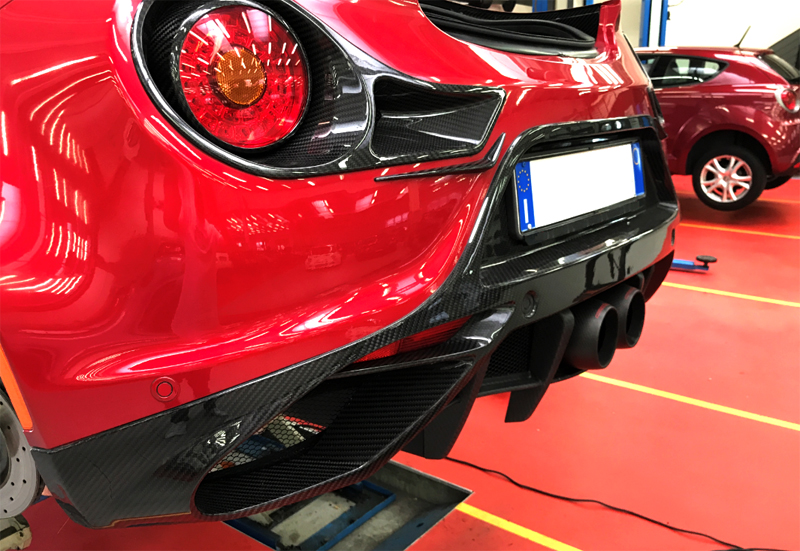 Alfa Romeo 4C Koshi Einstiegsleisten rotes Logo Carbon
